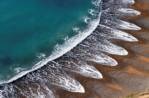 Những con sóng có hình thù kỳ lạ trên bờ biển nước Anh